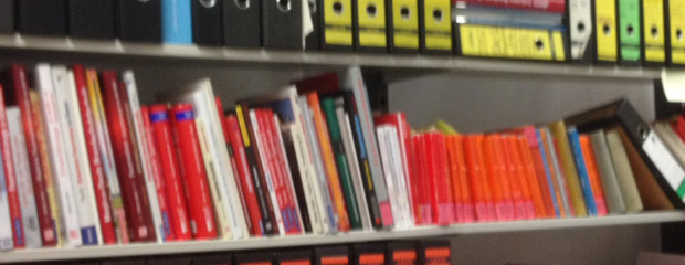 Bücherregal mit Ordnern und Fachbüchern Bücherregal mit Ordnern und Fachbüchern