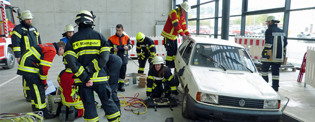 Feuerwehrleute bei einer THL-Übung in der Staatlichen Feuerwehrschule Würzburg Feuerwehrleute bei einer THL-Übung in der Staatlichen Feuerwehrschule Würzburg